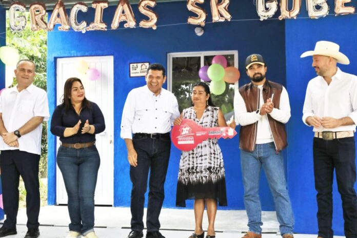 Javier May entrega 100 viviendas rurales en Tenosique