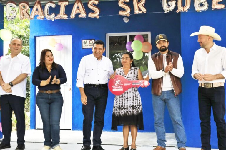 Javier May entrega 100 viviendas rurales en Tenosique