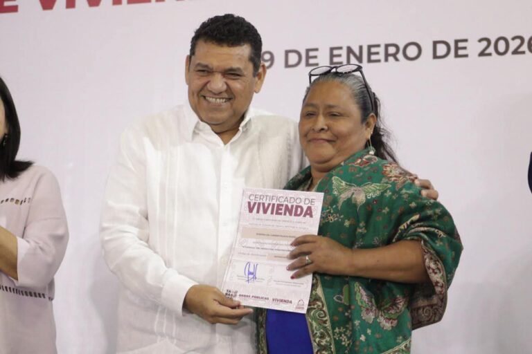 Javier May entrega los primeros 100 certificados de Viviendas del Bienestar del 2026