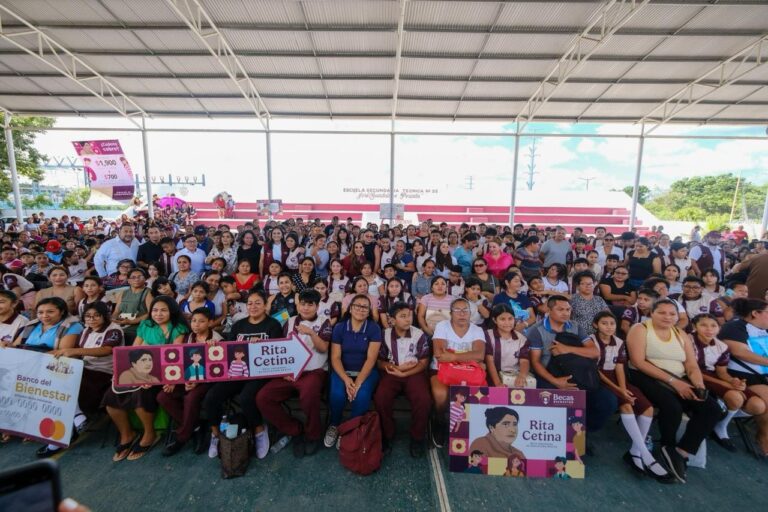 Mara Lezama entrega tarjetas de la beca “Rita Cetina” en Cancún