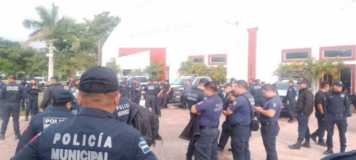 Policías de Cunduacán, Tabasco, realizan protesta para exigir un aumento salarial
