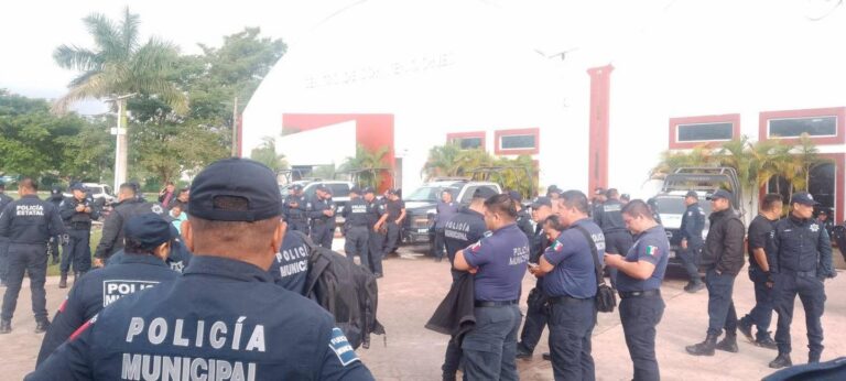 Policías de Cunduacán, Tabasco, realizan protesta para exigir un aumento salarial