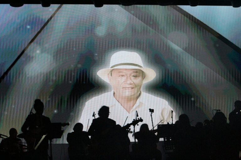 Rinden emotivo homenaje a Armando Manzanero en la Plaza Grande de Mérida