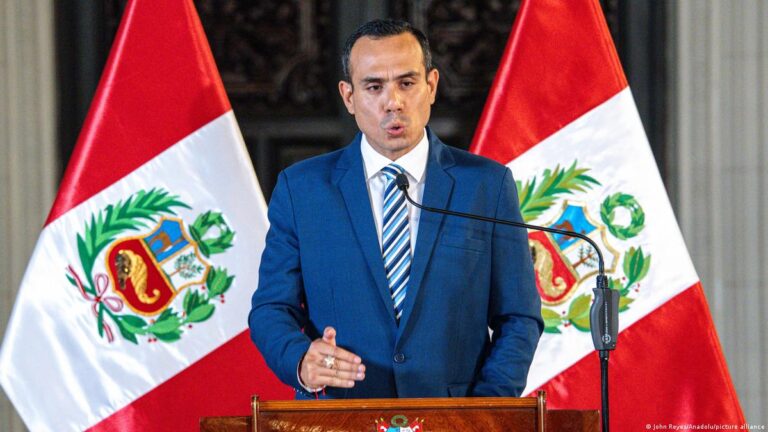 Congreso de Perú destituye al presidente José Jerí