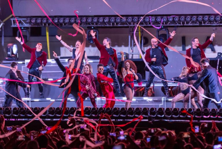 “90’s Pop Tour” cierran el Carnaval de Playa del Carmen 2026