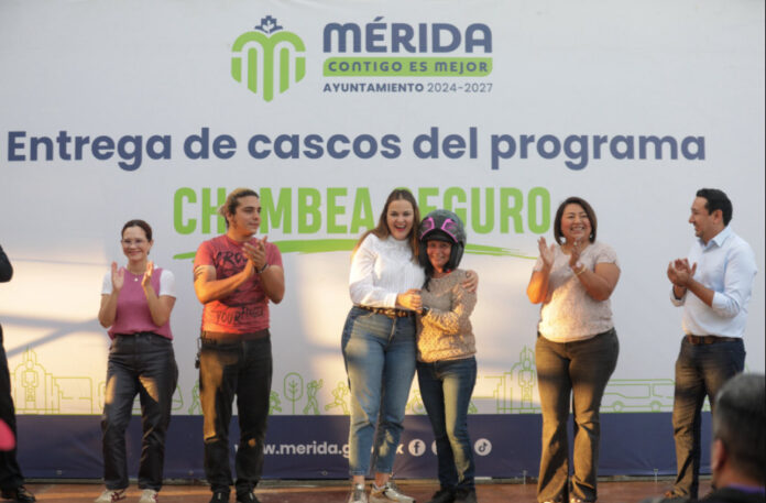 Chambea Seguro: Mérida entregan cascos a repartidores en moto
