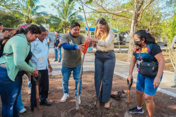 Cecilia Patrón encabeza jornada de servicios y bacheo en la comisaría de Dzununcán