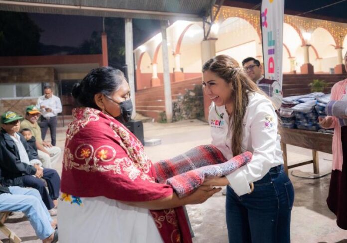 DIF Yucatán entrega cobertores ante bajas temperaturas