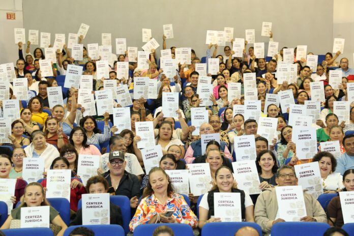 Javier May otorga títulos y escrituras a 275 escuelas de Tabasco