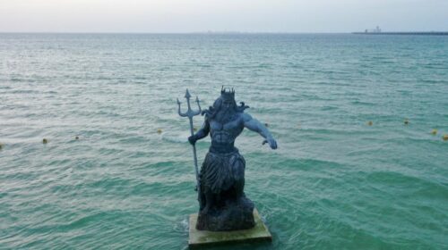 Poseidón contra dioses mayas, el litigio indígena contra una estatua griega en el mar yucateco