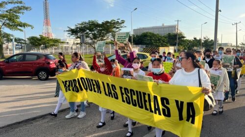 Protestan en la refinería de Dos Bocas; padres exigen reubicación de escuelas