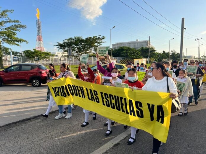Protestan en la refinería de Dos Bocas; padres exigen reubicación de escuelas
