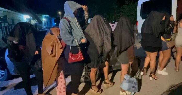 Rescatan a 17 mujeres víctimas de trata en bar de Quintana Roo