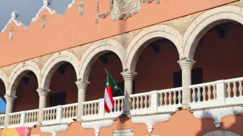 Bandera de Yucatán vuelve a ondear en el Palacio Municipal