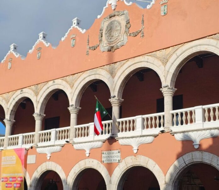 Bandera de Yucatán vuelve a ondear en el Palacio Municipal