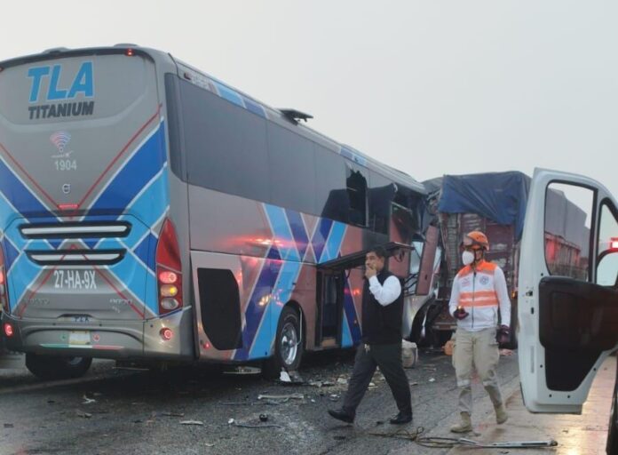 Choque de autobús y tractocamión deja dos muertos en carretera de Chiapas