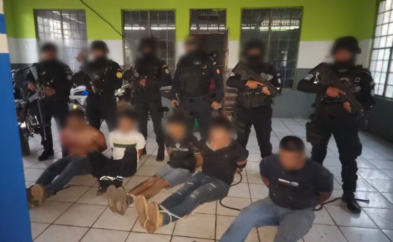 Decomisan arsenal y detienen a cinco en frontera entre México y Guatemala