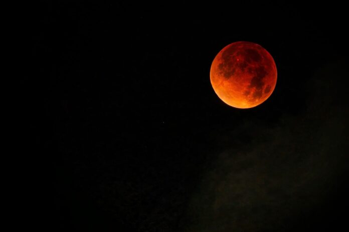 Eclipse lunar reúne a más de 1,800 personas en red de planetarios de Quintana Roo