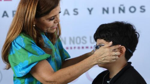 Entregan 670 lentes graduados a niñas y niños de escuelas primarias de Quintana Roo