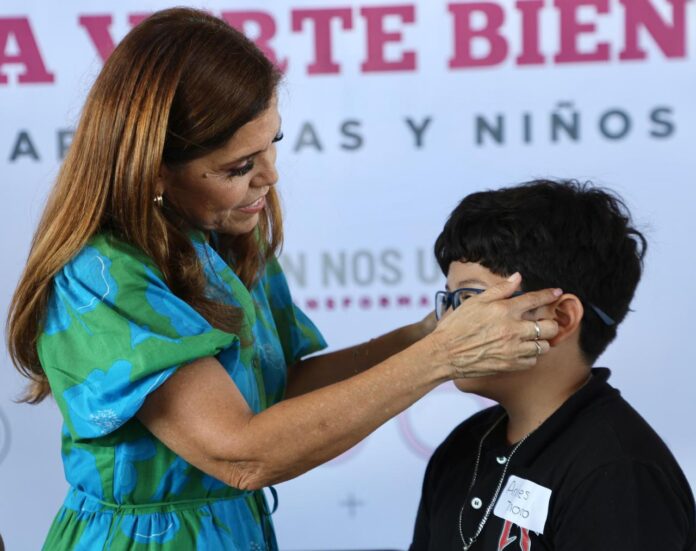 Entregan 670 lentes graduados a niñas y niños de escuelas primarias de Quintana Roo