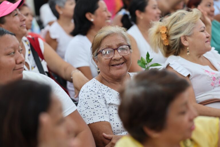 Entregan lentes gratuitos a mujeres de Mérida