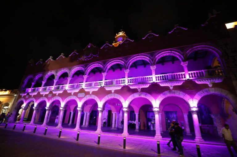 Iluminan de morado al Palacio Municipal de Mérida por el Día de la Mujer