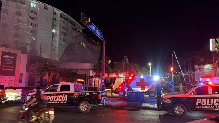 Incendio consume palapa en zona hotelera de Cancún