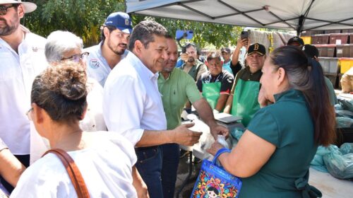 Javier May anuncia la entrega de dos ambulancias en Cárdenas