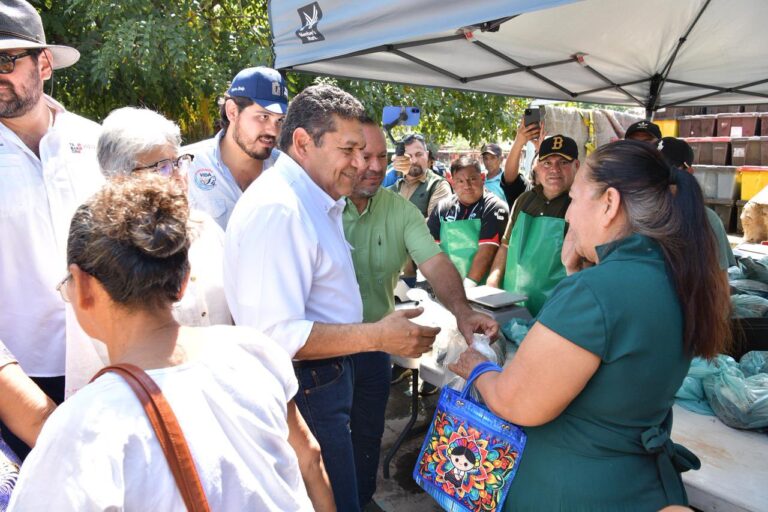 Javier May anuncia la entrega de dos ambulancias en Cárdenas