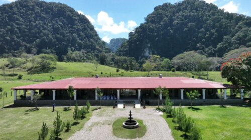 Javier May inaugura hotel boutique en Teapa