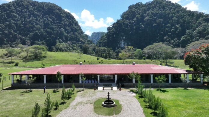 Javier May inaugura hotel boutique en Teapa