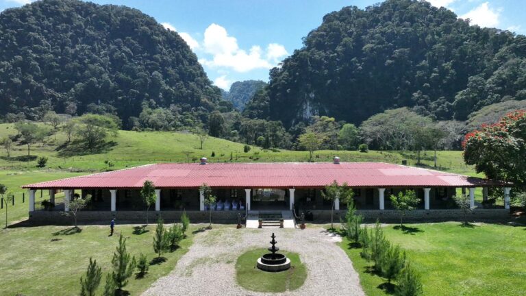 Javier May inaugura hotel boutique en Teapa