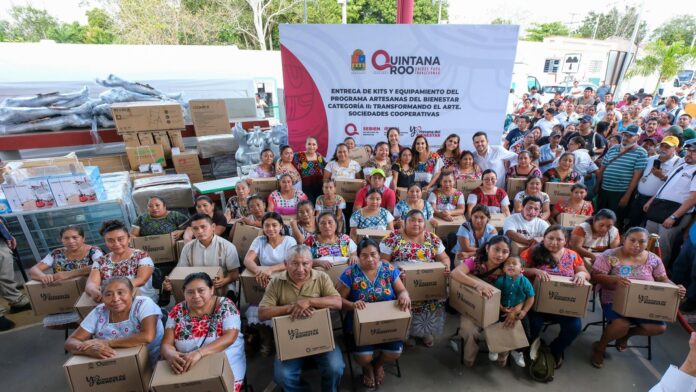 Mara Lezama entrega equipamiento a artesanas de X-Pichil