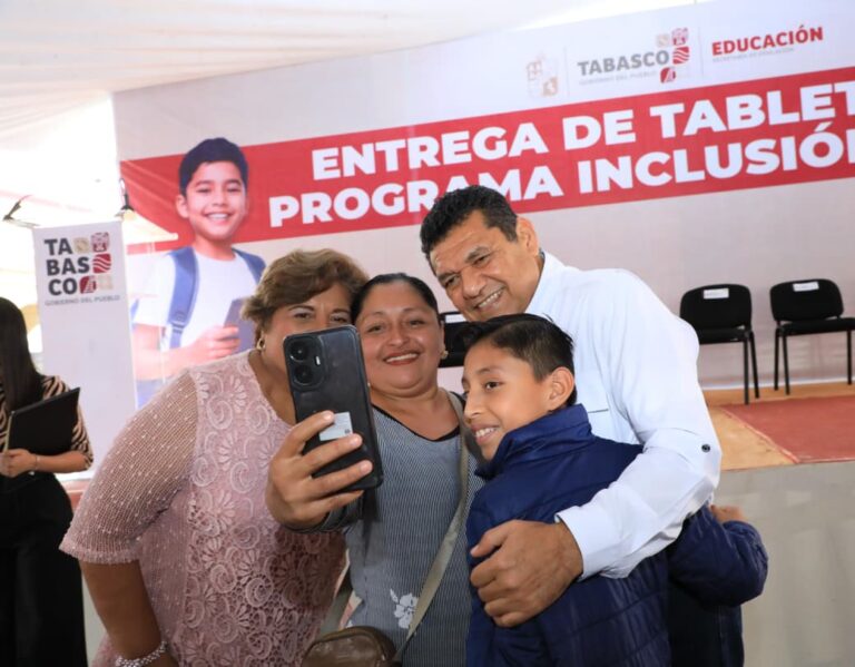 Más de 12 mil 500 estudiantes de secundaria de Centro y Nacajuca reciben tabletas del programa Inclusión Digital