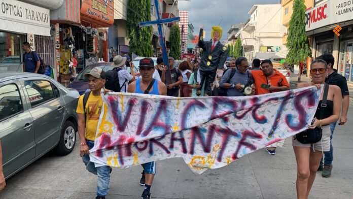 Migrantes realizan Viacrucis en Tapachula; denuncian abusos