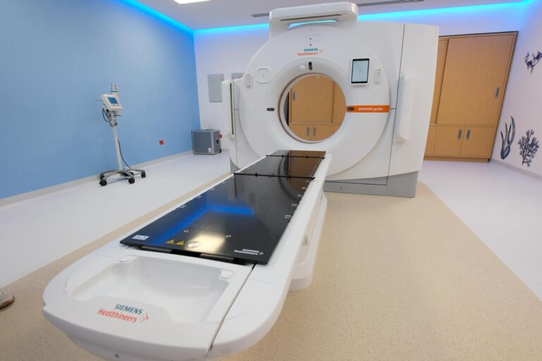 Modernizan la atención contra el cáncer en Quintana Roo con nuevo tomógrafo