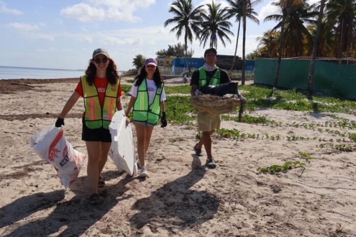 Realizan jornada de limpieza en costas de Yucatán
