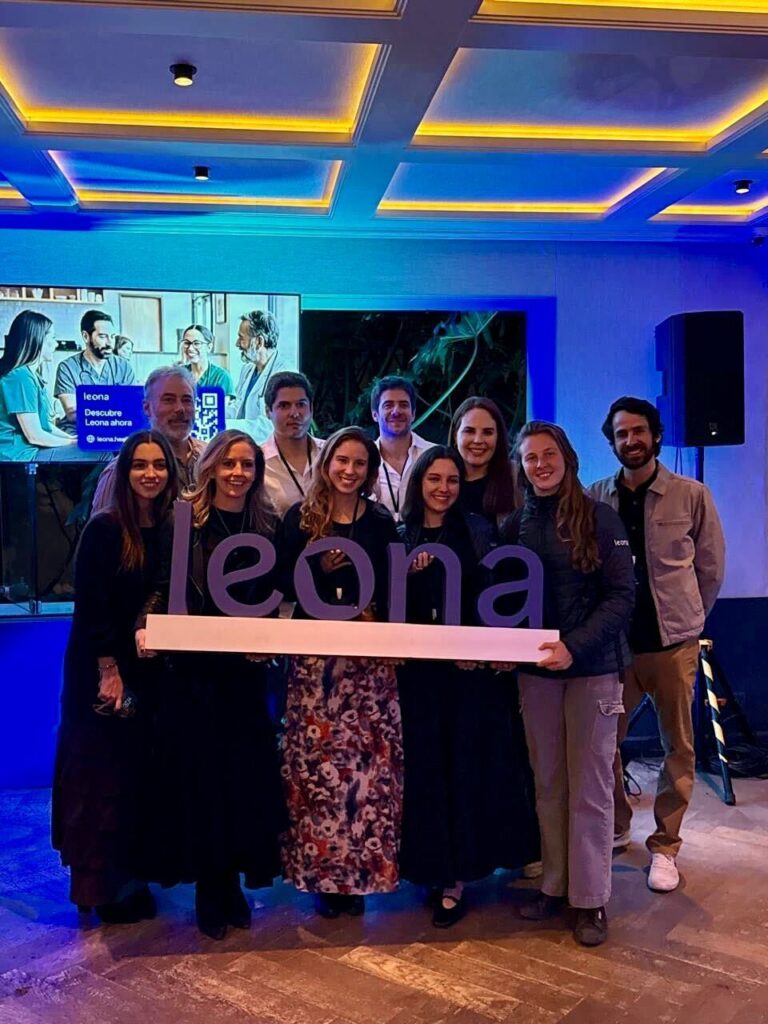 WhatsApp y el costo invisible para los médicos: Leona lanza asistente de IA, devuelve tiempo y equilibrio