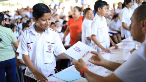 ‘Inclusión Digital’: Entregan tabletas electrónicas a alumnos de Cárdenas y Cunduacán