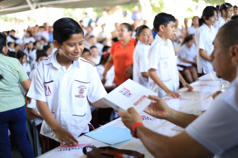 ‘Inclusión Digital’: Entregan tabletas electrónicas a alumnos de Cárdenas y Cunduacán