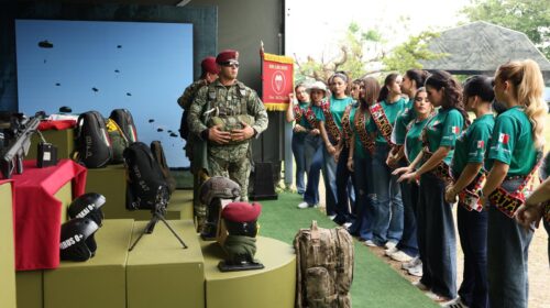Aspirantes al titulo Flor Tabasco 2026 visitan la exposición militar “La Gran Fuerza de México”