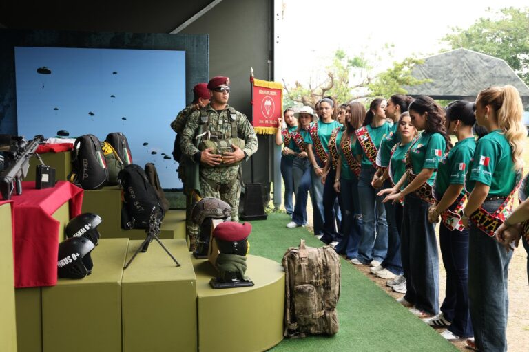 Aspirantes al titulo Flor Tabasco 2026 visitan la exposición militar “La Gran Fuerza de México”