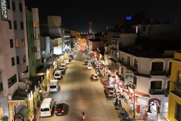 Rehabilitan el alumbrado público de Villahermosa