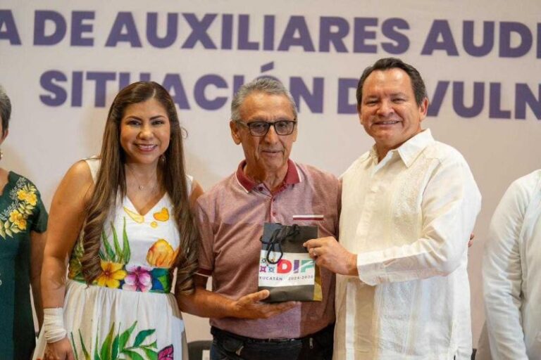 Entrega auxiliares auditivos a más de 100 yucatecos