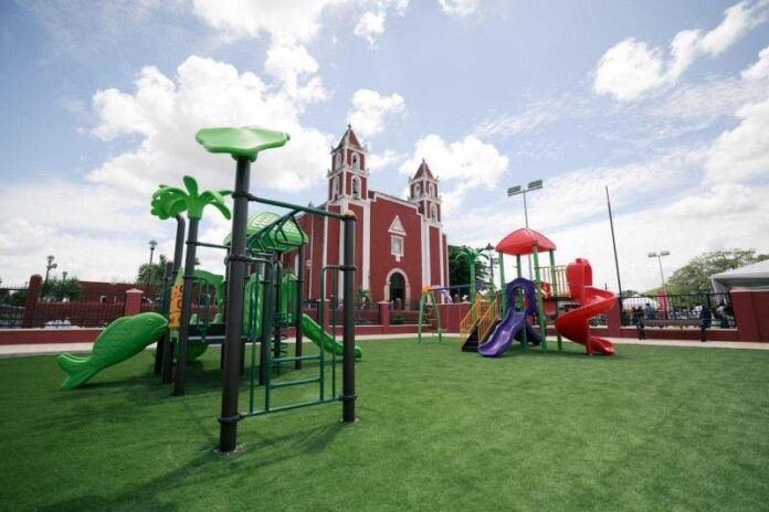 Díaz Mena entrega parques rehabilitados para las familias de Baca