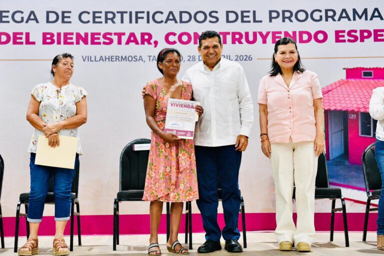 Entregan 485 certificados de “Viviendas del Bienestar” a familias de Tabasco