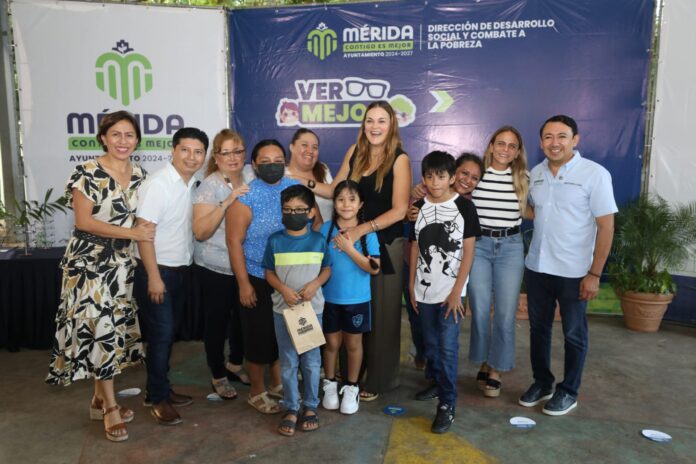 Entregan lentes graduados gratuitos en colonias vulnerables de Mérida