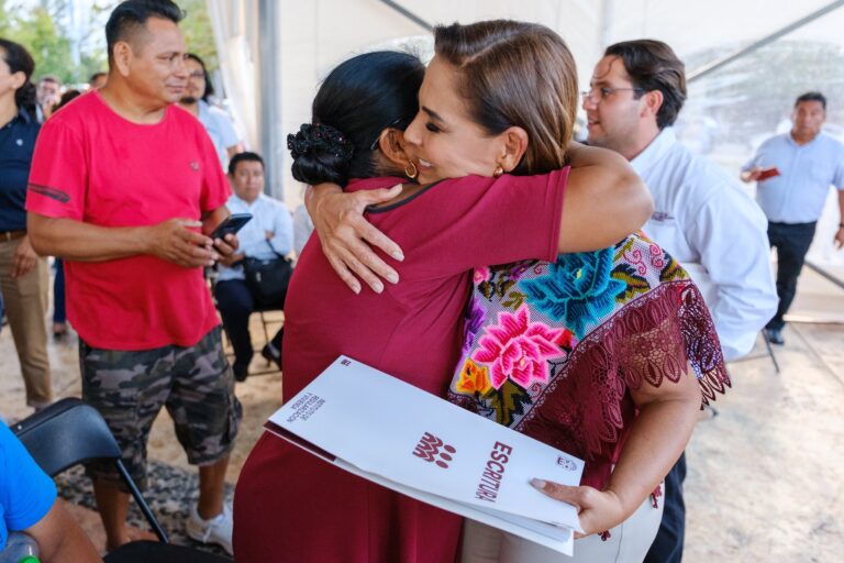 Dan certeza patrimonial a más de 500 familias de Cancún