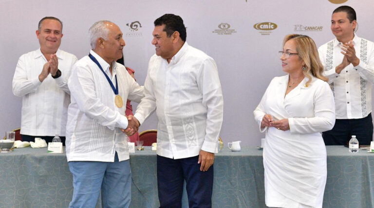 Javier May entrega la medalla al mérito empresarial
