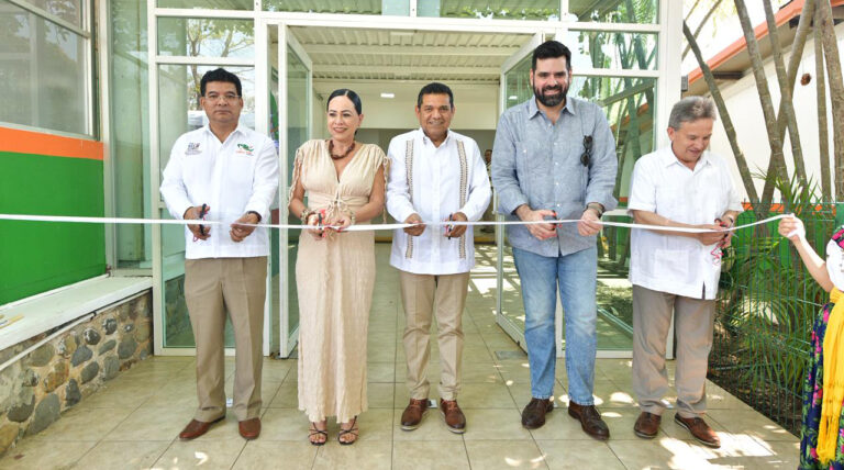 Javier May entrega nuevas instalaciones del CECyTE